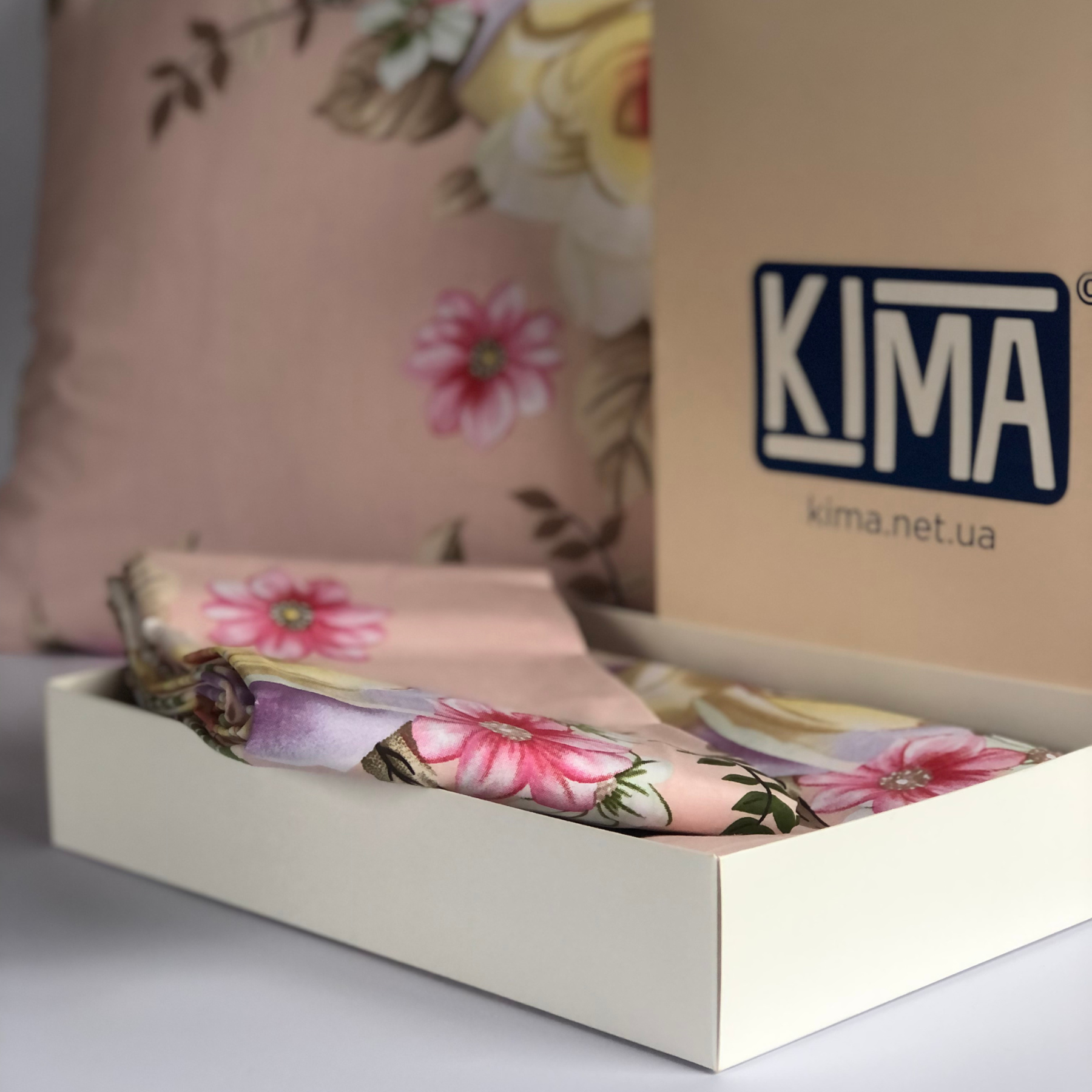 Постільна білизна полуторна - Бязь Gold Lux - КІМА - Квіти на рожевому 1039-23 фото